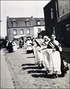 Procession09061947-03.jpg